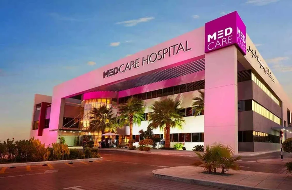 طراحی داخلی بیمارستان مدرن با تجهیزات پیشرفته و فضاهای انعطافپذیر