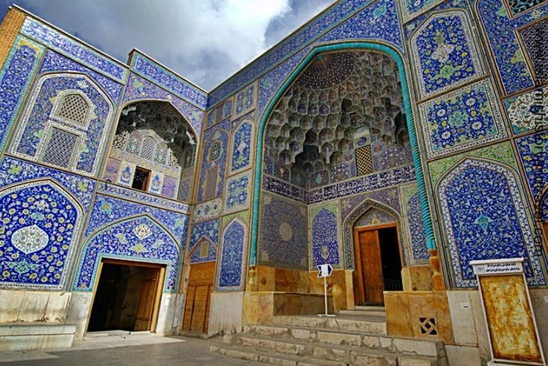 معماری ایرانی با استفاده از بادگیر و حوض در خانههای سنتی