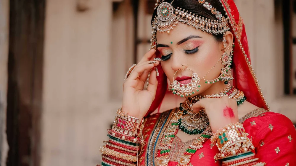 حیاط مرکزی سنتی ایرانی با حوض آب و درختان سایهدار