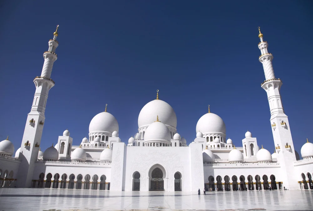 طرح مدرن مسجد با گنبد شفاف و منارهٔ مینیمالیستیک