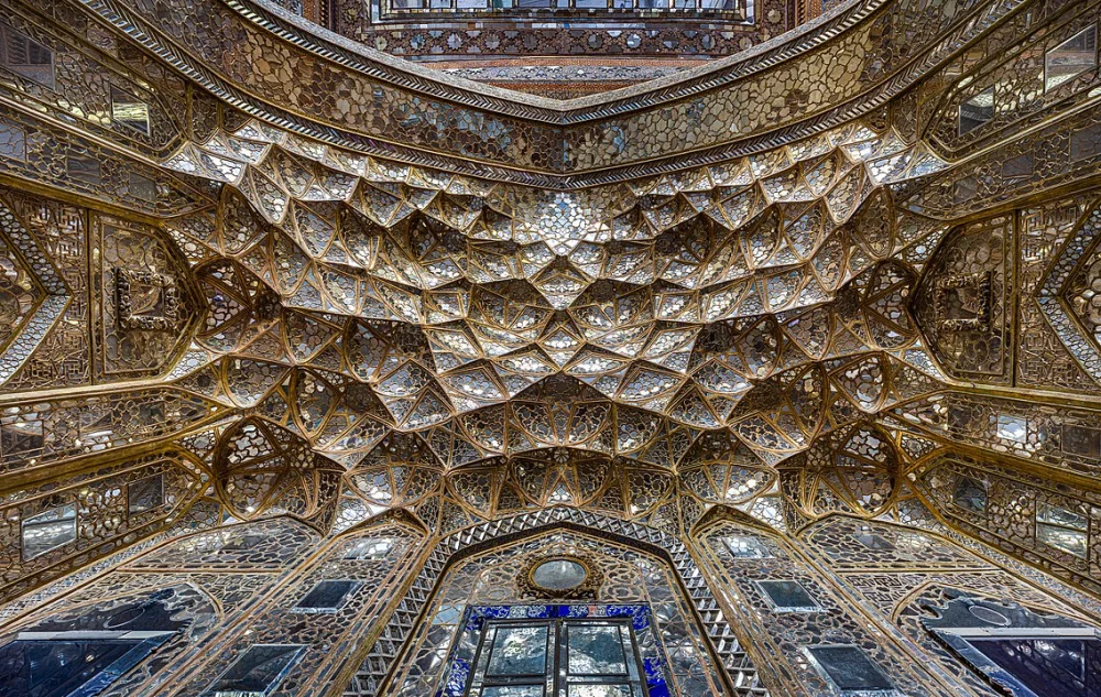 سقف تزیینشده با گچبری و نقاشیهای زیبا در کاخ چهلستون اصفهان