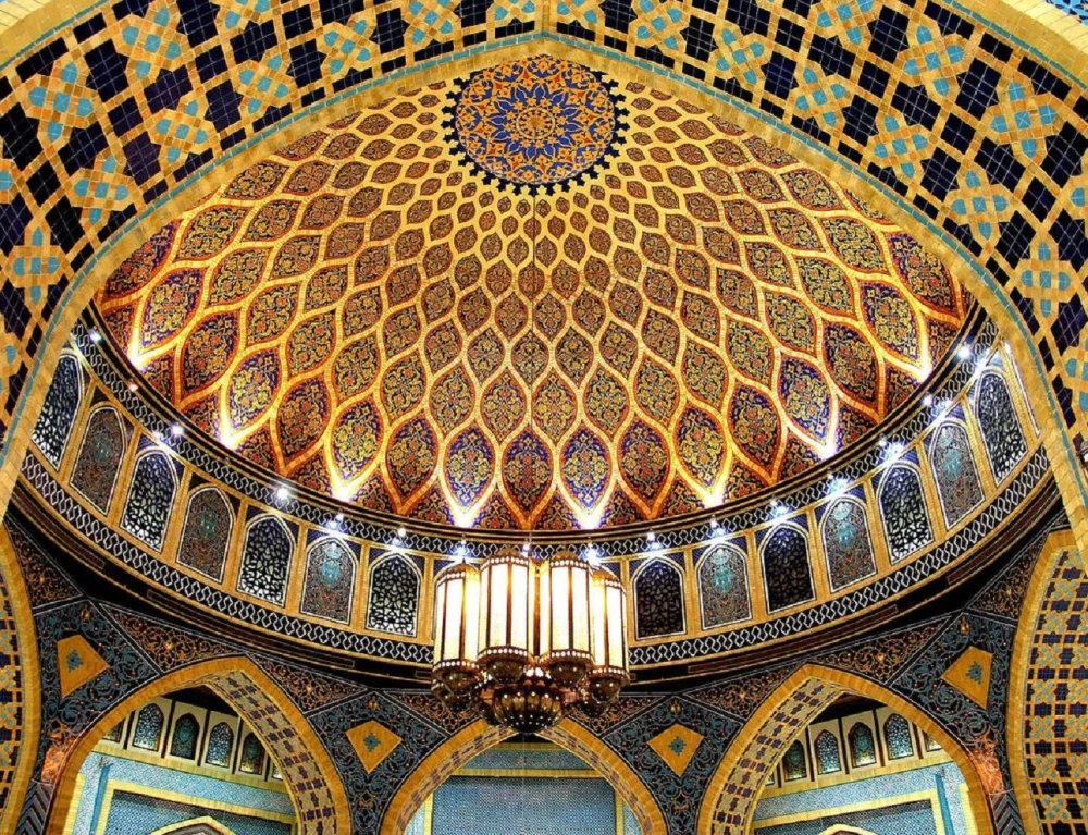 نمونهای از گچبریهای سنتی با الگوهای هندسی در معماری اسلامی