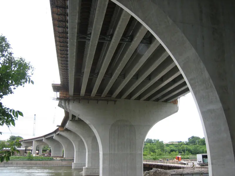 نمونهای از تیرهای اصلی پل در نرمافزار CSI Bridge