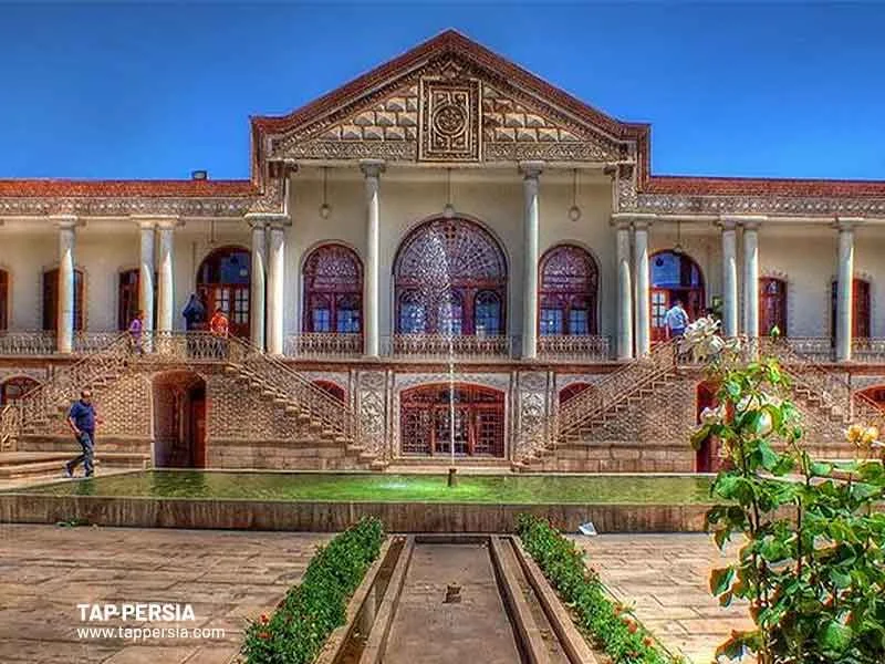 نمونهای از معماری قاجار با استفاده از ایوان، گنبد و کاشیکاریهای سنتی که نشاندهنده ترکیبی از عناصر سنتی و نوآوریهای این دوره است