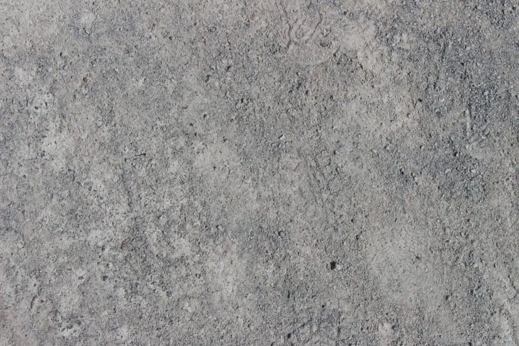 نمونهای از بتنآرمه در یک سازه بتنی که نشاندهنده مقاومت و پایداری در برابر بارهای مختلف است