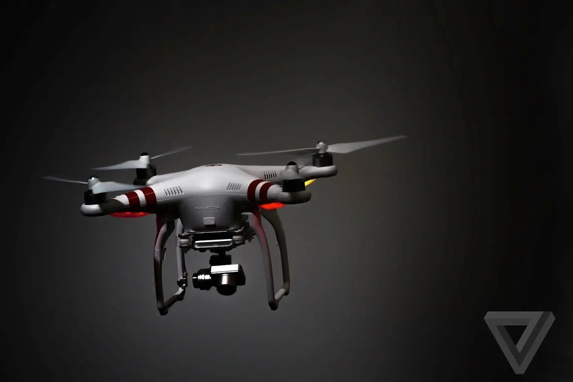 پهپاد DJI Phantom در پرواز برای جمعآوری دادههای هوایی