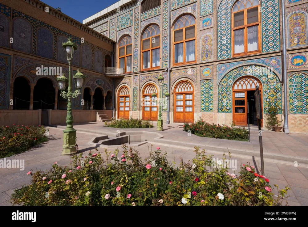 کاخ گلستان، یکی از مهمترین بناهای دوران قاجار که به عنوان یکی از میراث جهانی یونسکو شناخته میشود و نمونهای برجسته از ترکیبی از معماری سنتی و نوآوریهای این دوره است