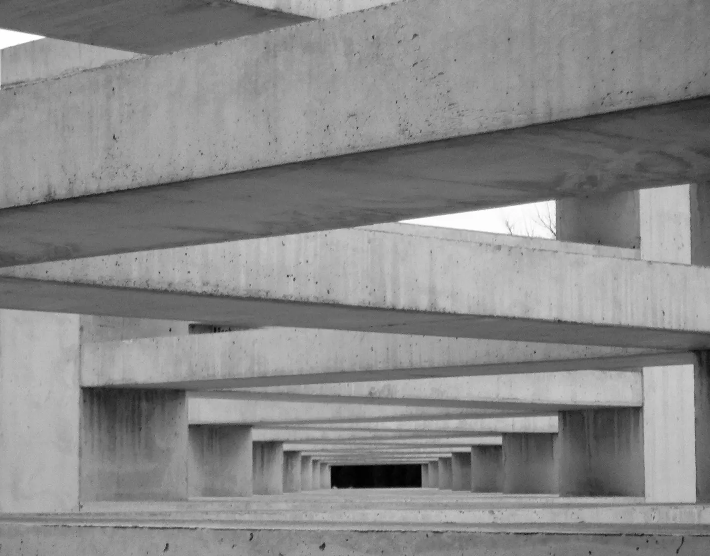 نمونهای از نمودارهای تنش و تغییر شکل در یک تیر بتنی تحت بارگذاری