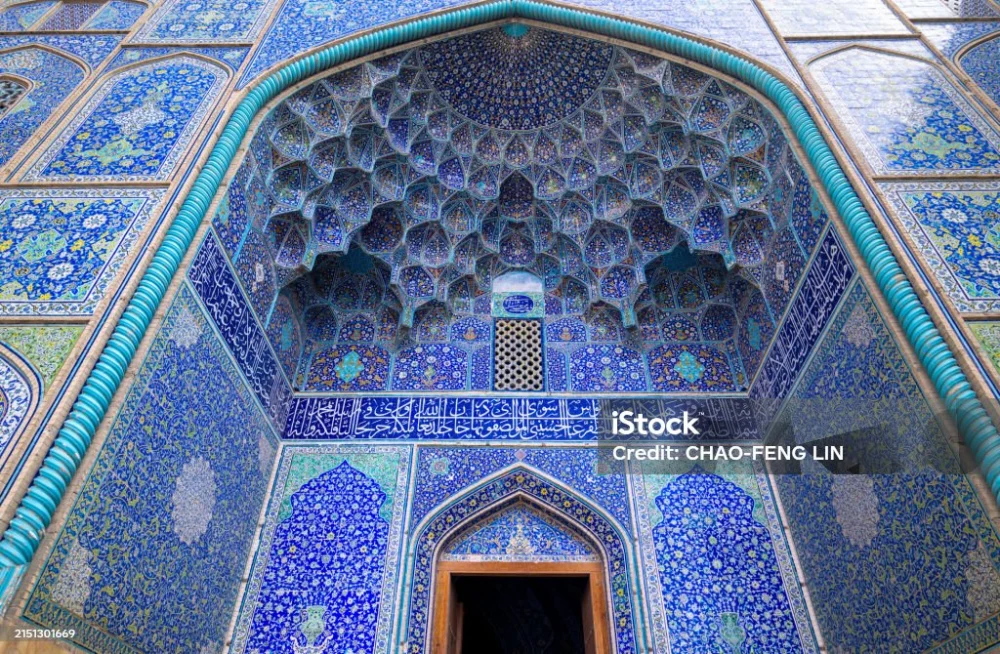 نمونهای از گنبدهای بلند و تزیینشده در معماری صفوی