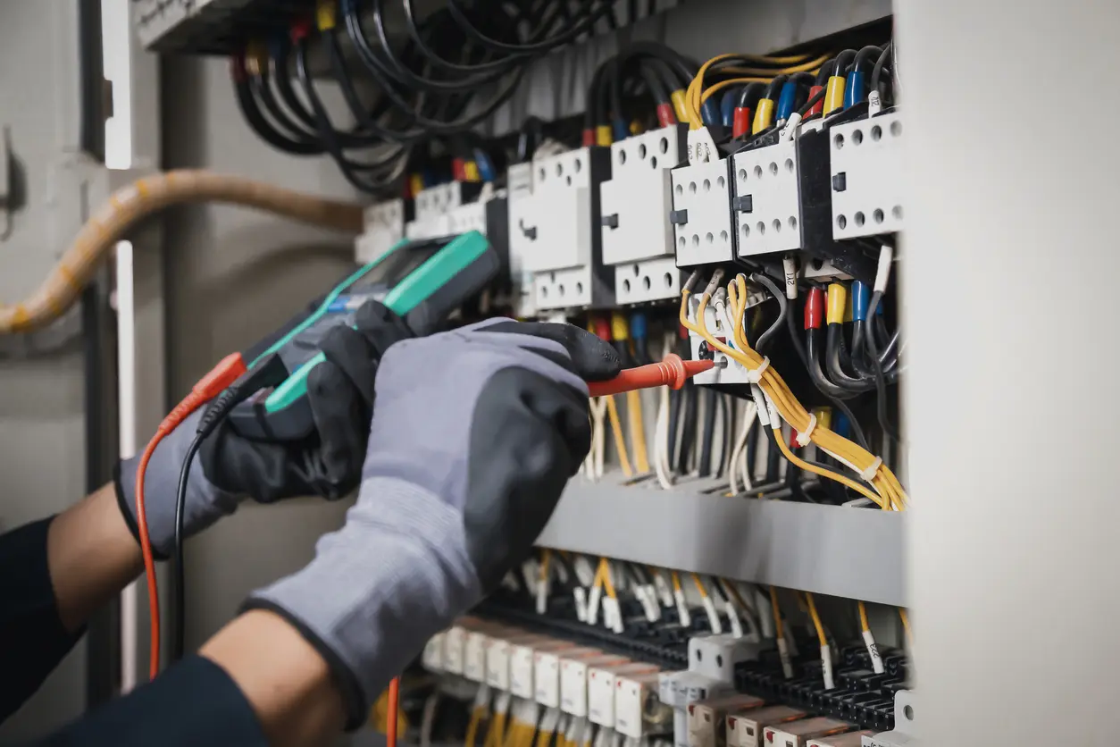 بررسی ولتاژ با مولتیمتر در یک سیستم الکتریکی صنعتی