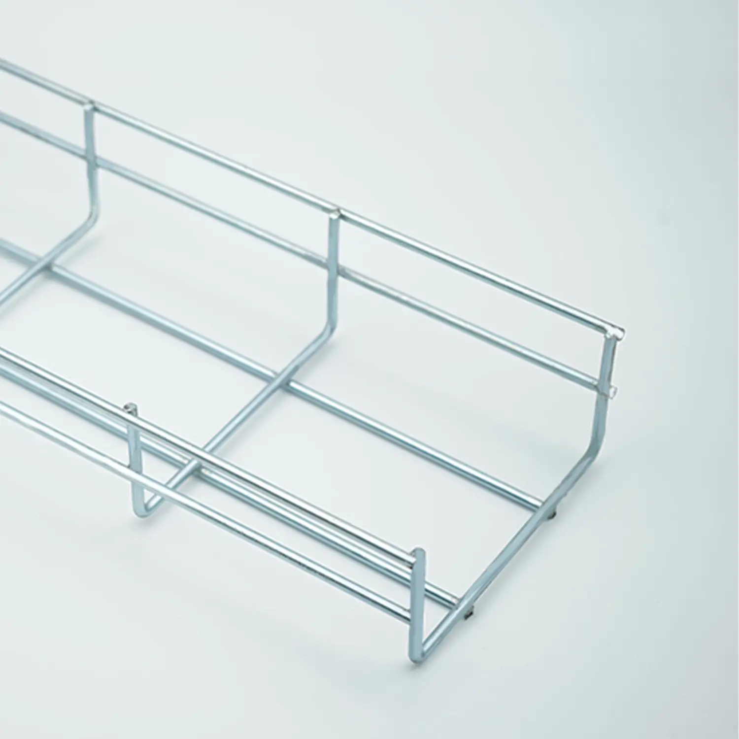نصب کابلهای شبکه داده در تراهای فلزی برای سازماندهی بهتر