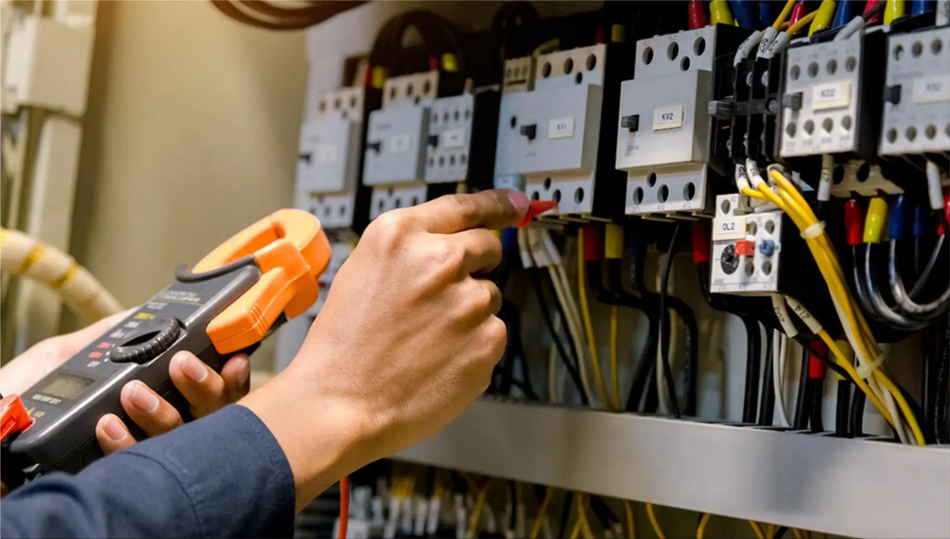 آزمایش و تنظیم سیستمهای الکتریکی و مکانیکی پس از نصب