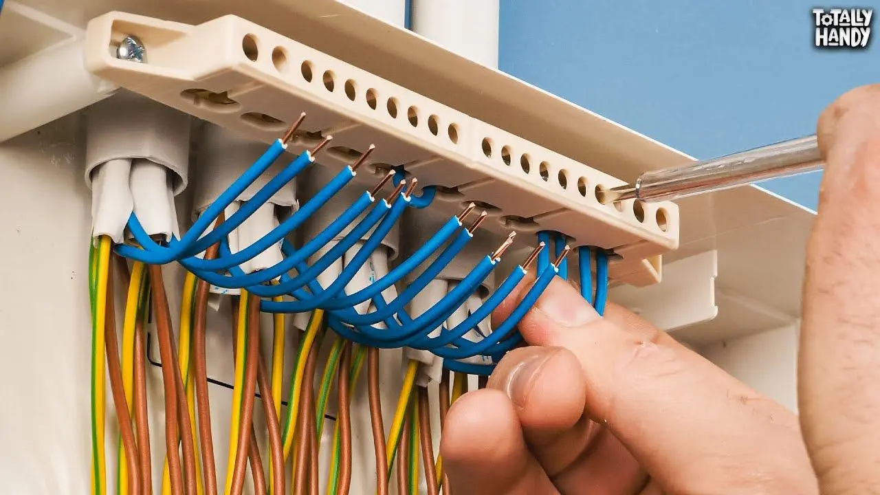 نمونه نصب جعبه‌های الکتریکی و کابل‌کشی در یک ساختمان