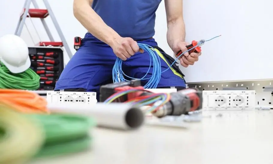 نصب کابلهای الکتریکی در یک ساختمان با دقت و نظم